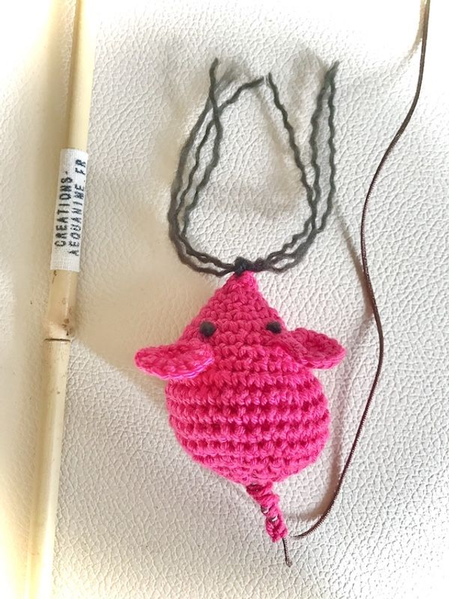 Canne à pêche souris fushia pour chat