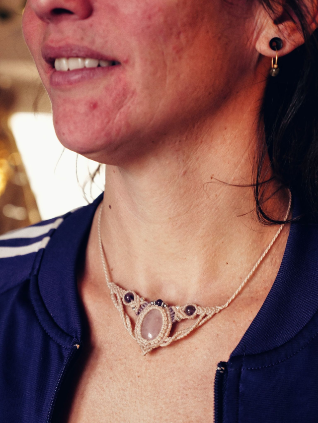 Collier proche du cou micro-macramé – pierre de quartz rose et améthyste