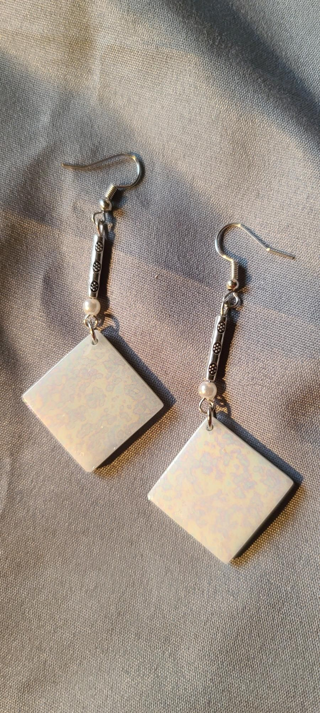 Boucles d'oreilles blanches.  Numéro 7