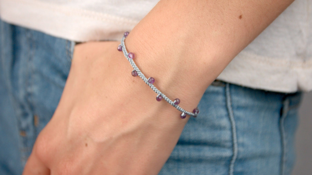 Bracelet de soie tressée et pierres fines facettées