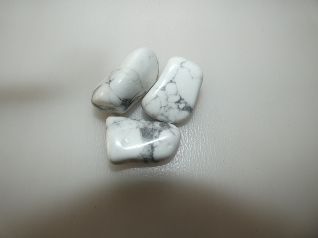 Howlite Blanche A.  20mm a 30mm Pièce 