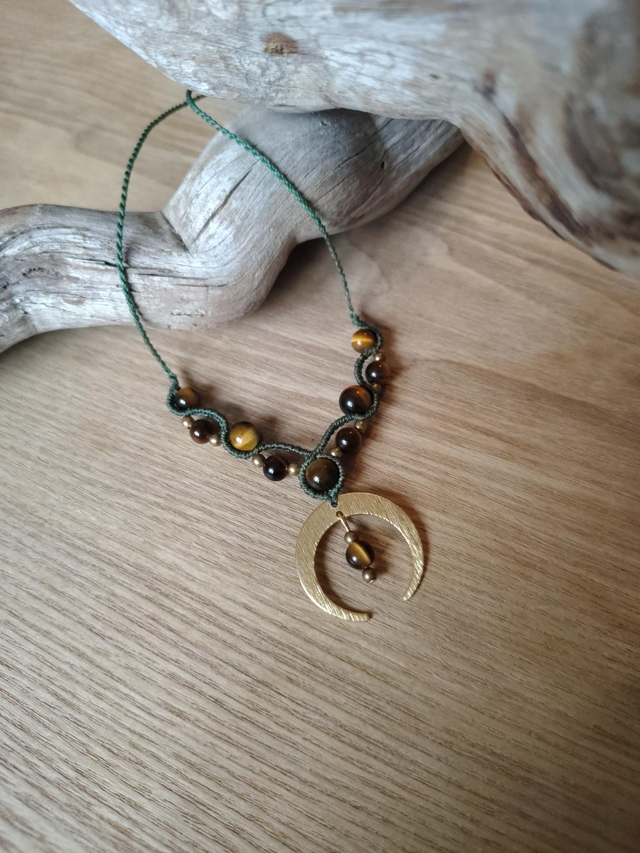 Collier lune inversée et pierres fines