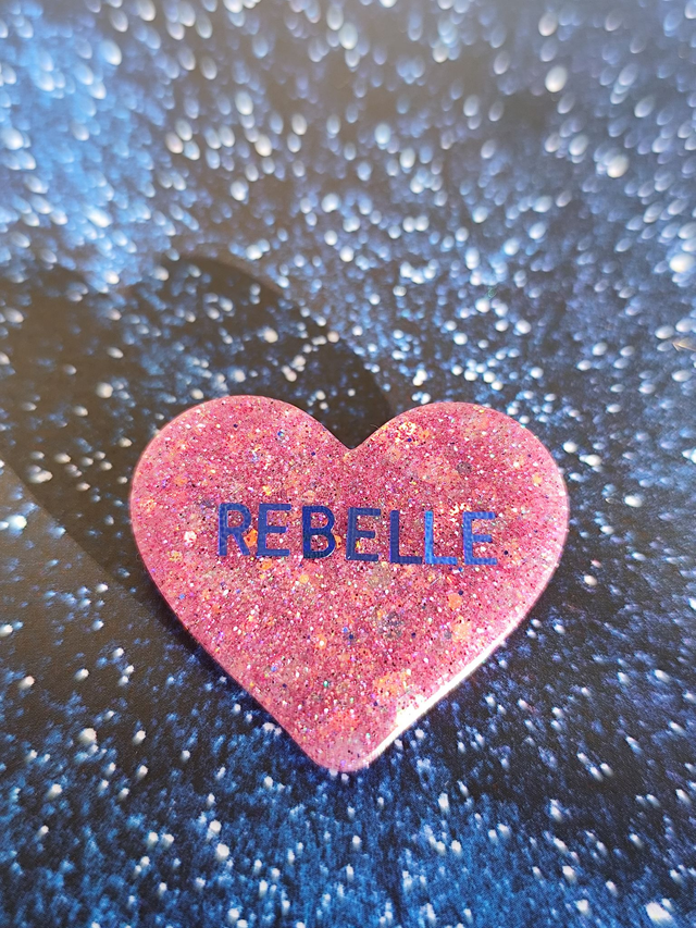 Broche cœur à paillettes - message : REBELLE