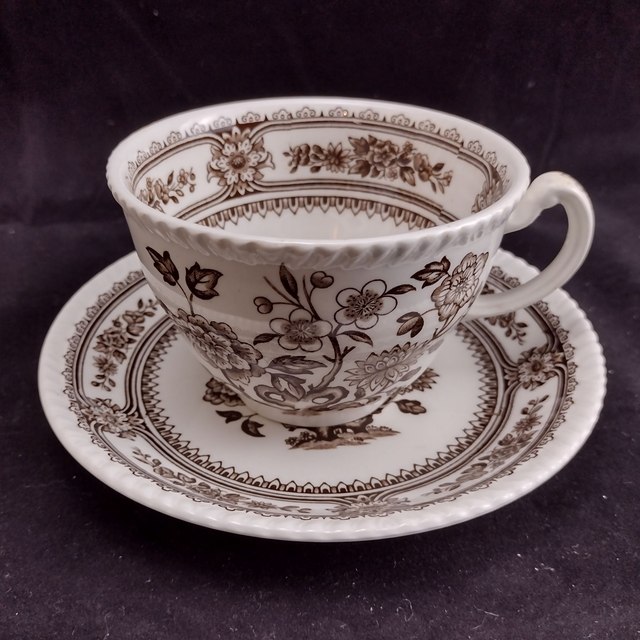 Wood &amp; Sons | Kop (diameter 10,5 | hoogte 7 cm) en schotel (diameter 16 | hoogte 2 cm) Geschulpt &#039;Dorset&#039; motief in bruine kleur | Vintage