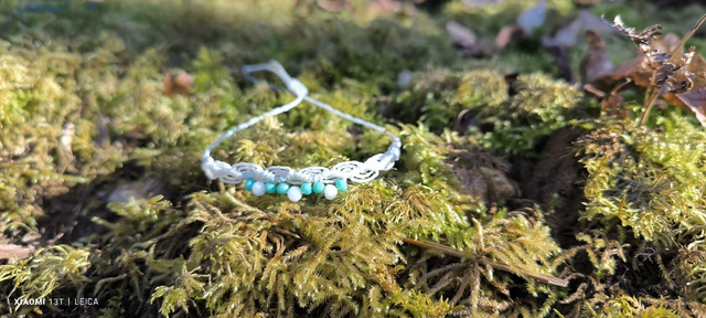 Bracelet en forme dentelle blanc paillettes bleu 