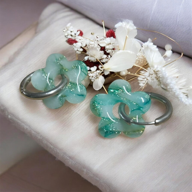 Pampilles interchangeables fleur en argile &amp; résine légère – Vert d’eau scintillant