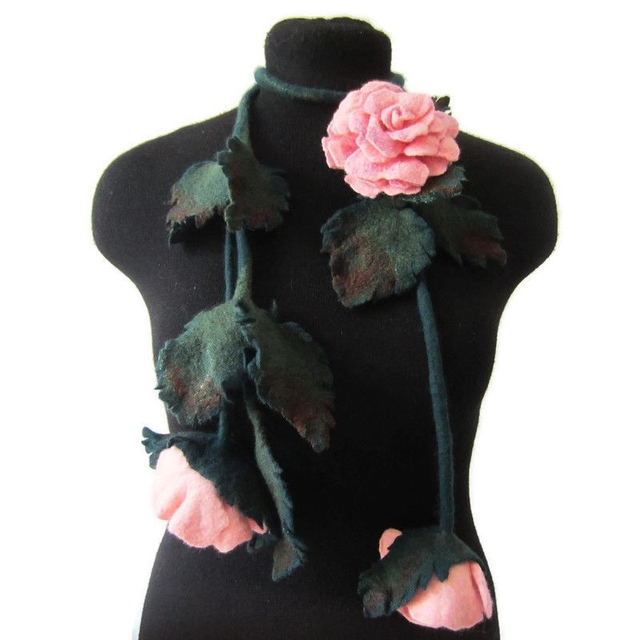 Collana infeltrita lana merino rosa spilla infeltrita Collane fatto a mano regalo unico