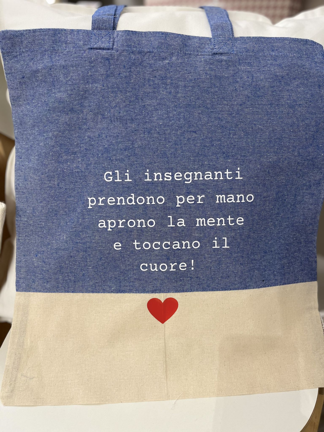 Borsa tela "Gli insegnanti prendono per mano aprono la mente e toccano il cuore"