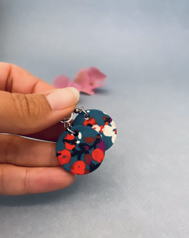 Boucles d'oreilles carton et tissu imprimé, petites rondes, collection collection "anémones", fond bleu et motifs fleuris rose, rouge, blanc.  