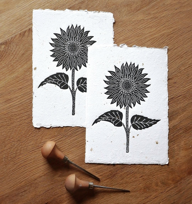 Linogravure “Tournesol” – Impression artisanale A5 sur papier recyclé avec dorures