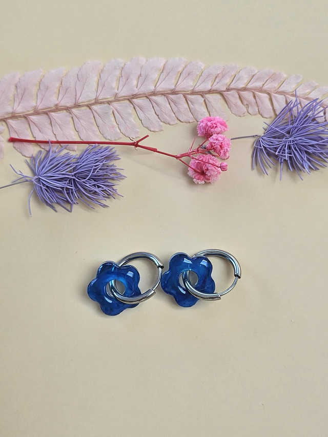 Boucles d&#039;oreilles en résine - Fleurs turquoises 