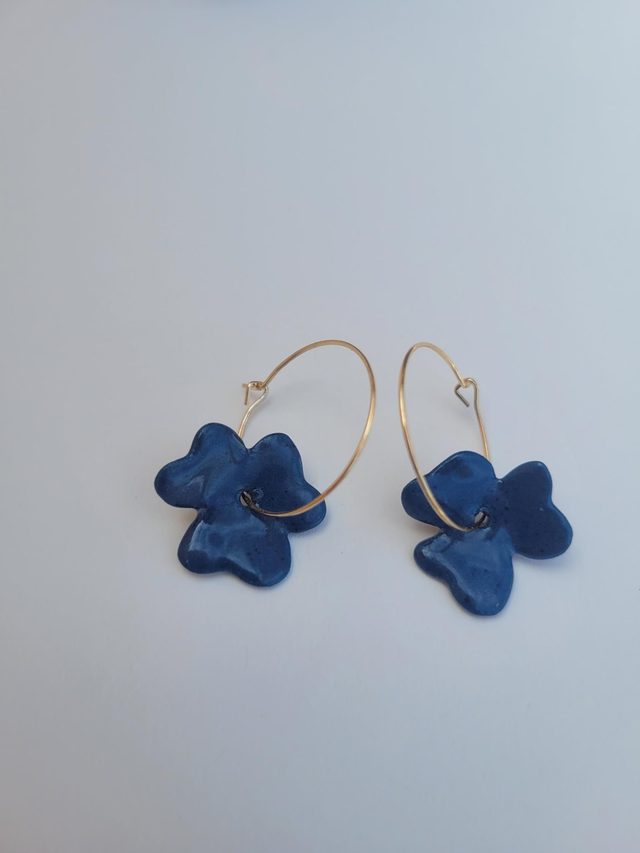 Créoles fleurs bleu ou blanche 