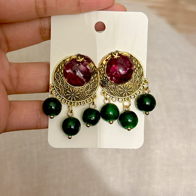 Red roses with emerald details 