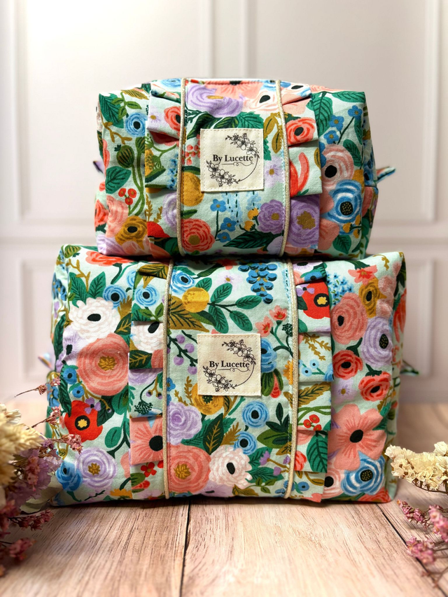 Trousse à volants Fleurs fond vert