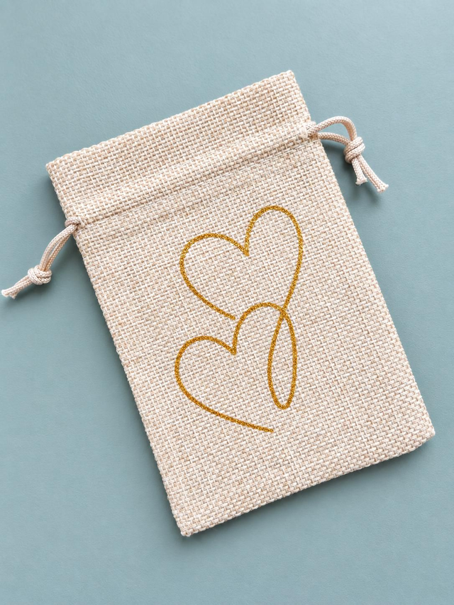 Pochon personnalisé avec 2 cœurs dorés – Cadeau mariage, amour &amp; couple