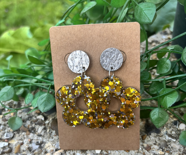 Boucles d’oreilles résine fleur doré et argenté à paillettes 