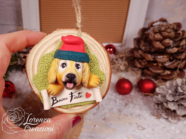 Elfo peloso personalizzato su fetta di legno. Personalizzato, modellato e dipinto a mano in argilla polimerica, fimo.

