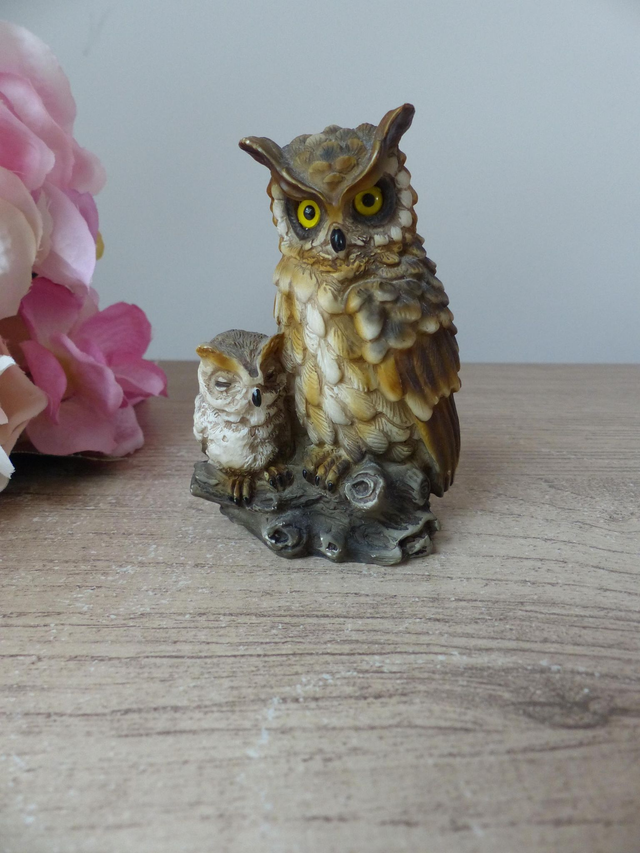 Sculpture de hiboux en résine – signée A. Lucchesi, Italie – Deux hiboux perchés sur une branche Peinte à la main avec yeux en verre