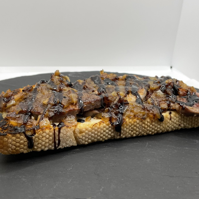 Tosta de solomillo de cerdo con cebolla caramelizada