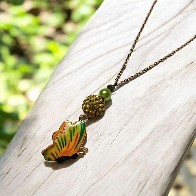 Collier acier inoxydable et cristal jaune et vert papillon