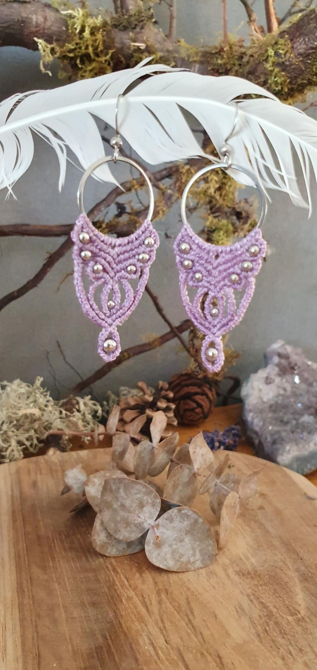 Boucles d'oreilles micro macramé mauve 