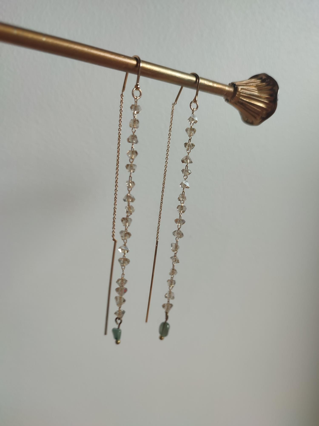 Z- Boucles d&#039;oreilles longues perles en verre et sodalite ( pierres naturelles) pièce unique -sans nickel 