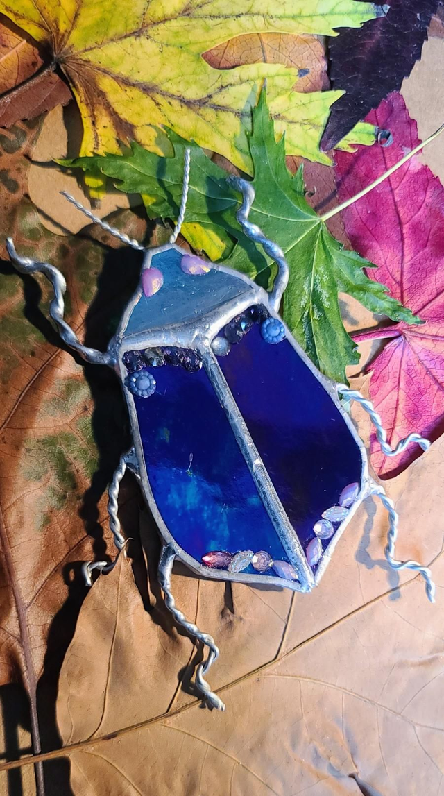 Scarabée en verre bleu et argenté, en Tiffany, monté en magnet. 