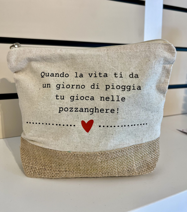 Pochette "Quando la vita ti da un giorno di pioggia tu gioca nelle pozzanghere"