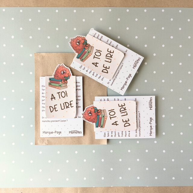 Marque Page Momote sur une pile de livres