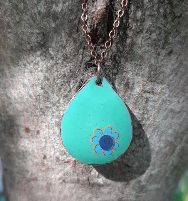 Pendentif vert d&#039;eau fleur bleue