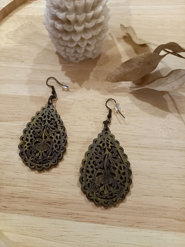 Boucles d&#039;oreilles Bois - motif fleur renversée - noir/doré