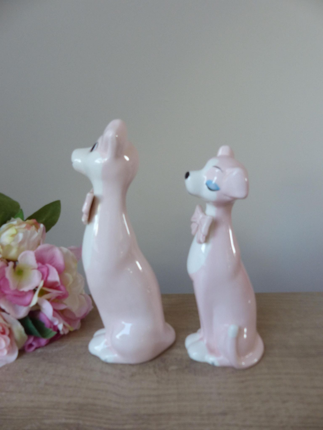 Couple de Chiens Romantiques en Céramique Blanc et Rose, Déco Poétique pour Chambre d’Enfant ou Cadeau Tendre à Offrir -