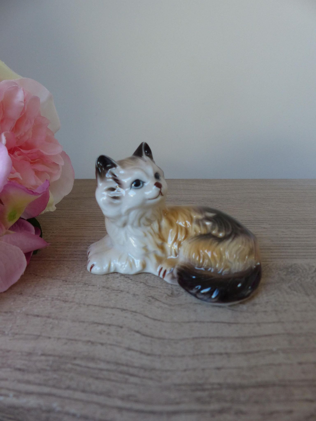 Figurine chat angora allongé en céramique vintage – petit félin marron et beige aux yeux doux – décoration rétro maison intérieur chaleureux