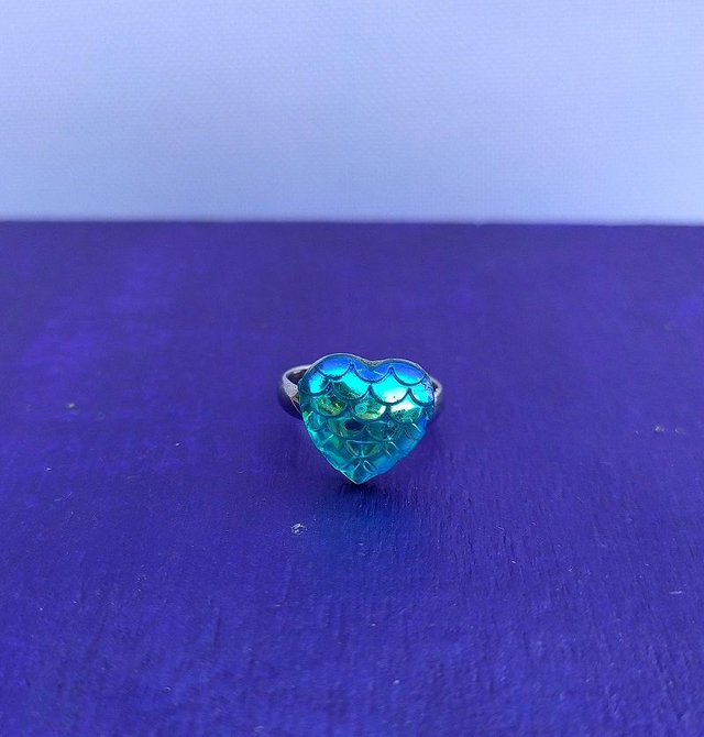 Bague coeur écailles bleues holographiques