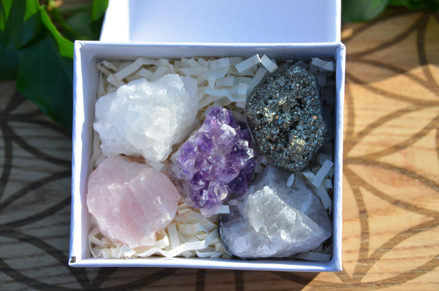 Coffret avec 5 roches en cristal minéral (Lot N°2)