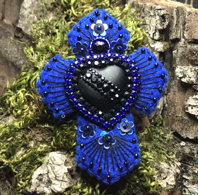 Broche croix bleu roi/noir 