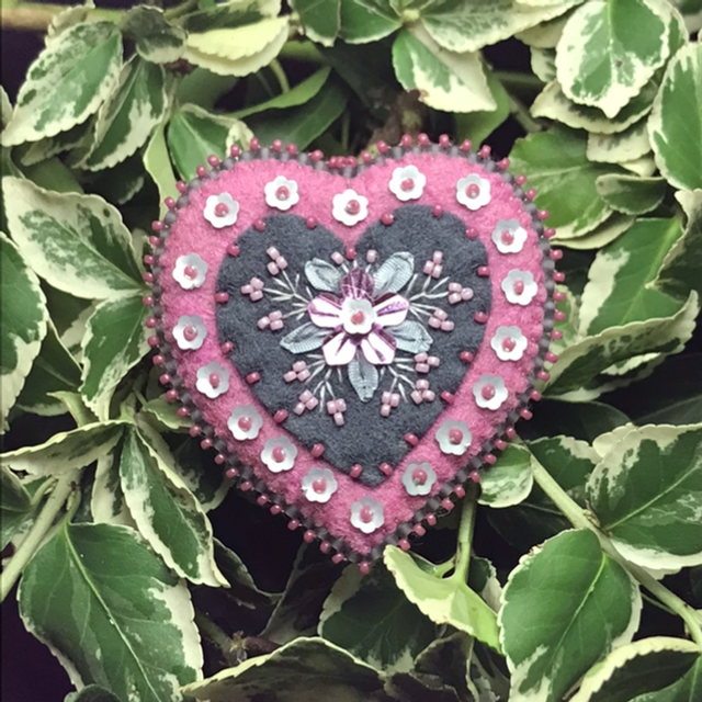 Broche rose/gris cœur perlé 