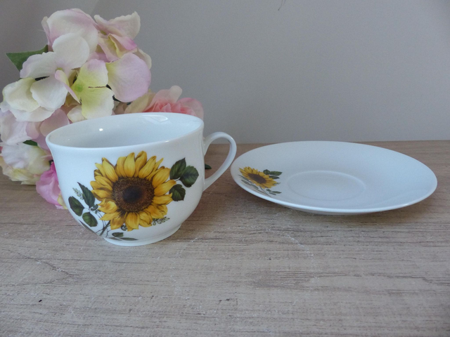 Ensemble tasse et soucoupe en porcelaine de Sologne – Décor tournesol – Fabriqué en France – Cadeau pour maman ou décoration maison campagne