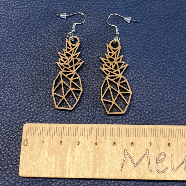 Les boucles d’oreilles en chêne 