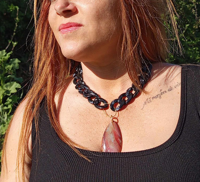 Collier en grosses mailles en acrylique Agni Mala 