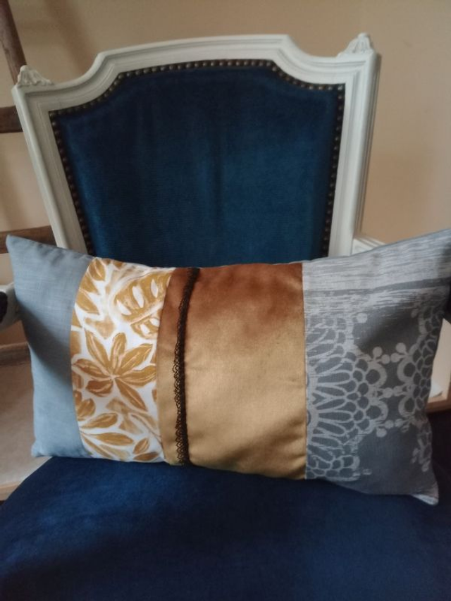 Housse de coussin long fait main harmonie jaune or et gris 50X30