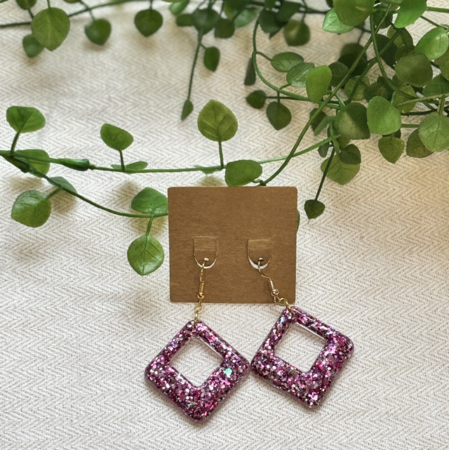 Boucles d’oreilles résine roses à paillettes et dorées 