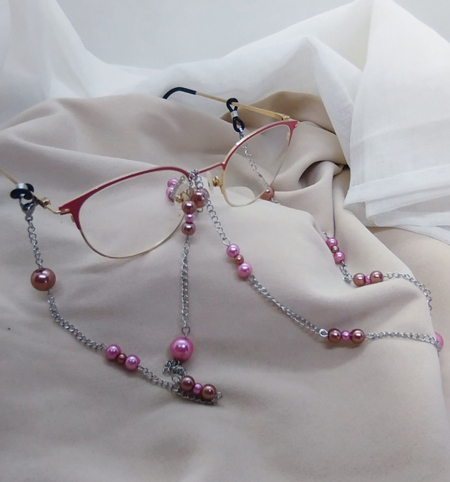 Chaîne de lunettes acier inoxydable et perles acrylique, embouts silicone, longueur 78 cm.