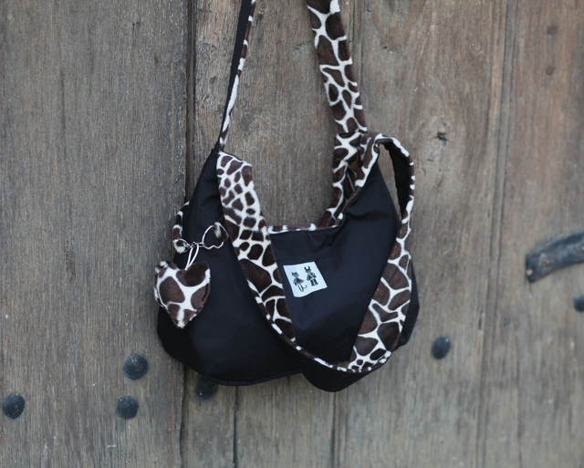 reversible shoulder bag - giraffe / black