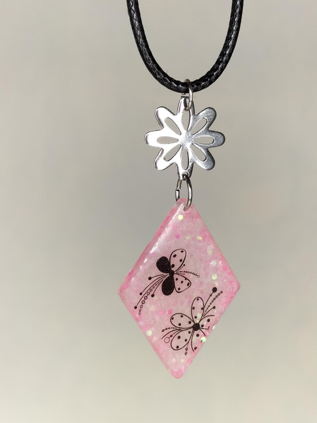 Pendentif losange rose paillettes 