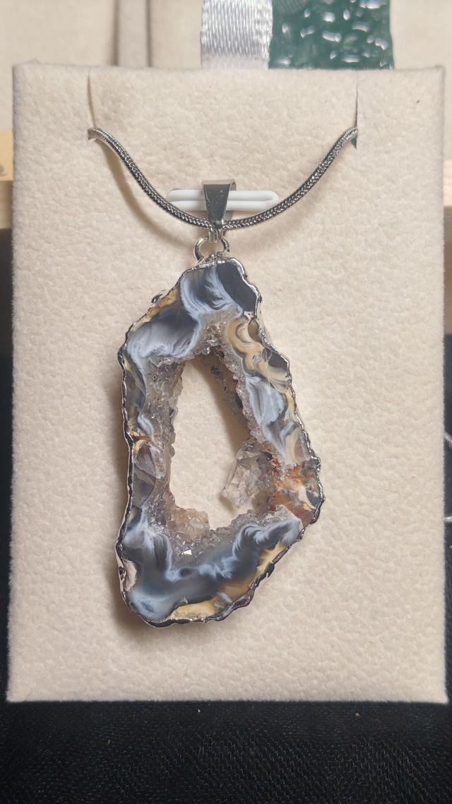 Pendentif tranche d’agate géode, contour argenté, chaîne serpent