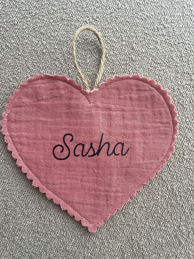 Cœur personnalisé en tissus. Décoration murale avec prénom/mot