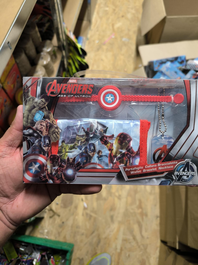 COFFRET AVENGERS PORTEFEUILLE COLLIER ET BRACELET 