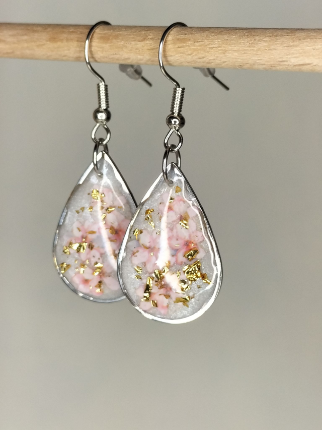 Boucles d'oreilles gouttes blanches, motifs fleurs roses et or