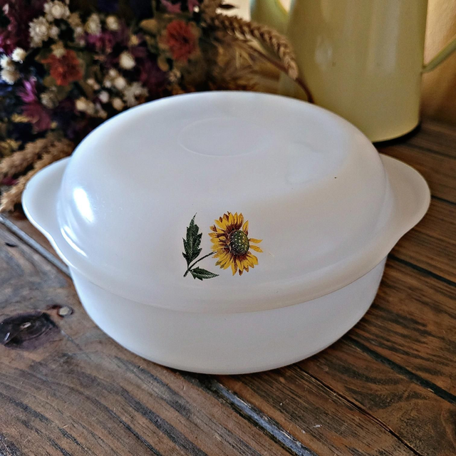 Petit plat avec couvercle (style cocotte) Arcopal en opaline modèle Tournesol 